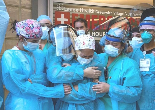 Những anh hùng áo trắng nơi tuyến đầu, góp phần quan trọng khống chế thành công dịch Covid-19, cứu sống nhiều ca bệnh nguy kịch
