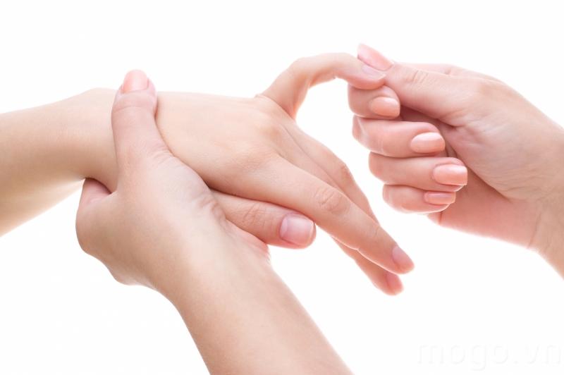 Bạn hãy kết hợp cùng tinh dầu để làm mềm da và các thao tác massage được tiến hành dễ dàng hơn