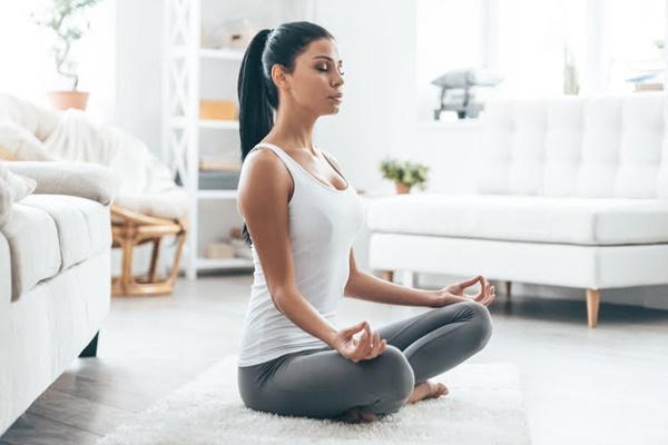 Ngồi thiền mỗi sáng sẽ giúp bạn giảm đau, bớt căng thẳng một cách hiệu quả và cải thiện sự tập trung.