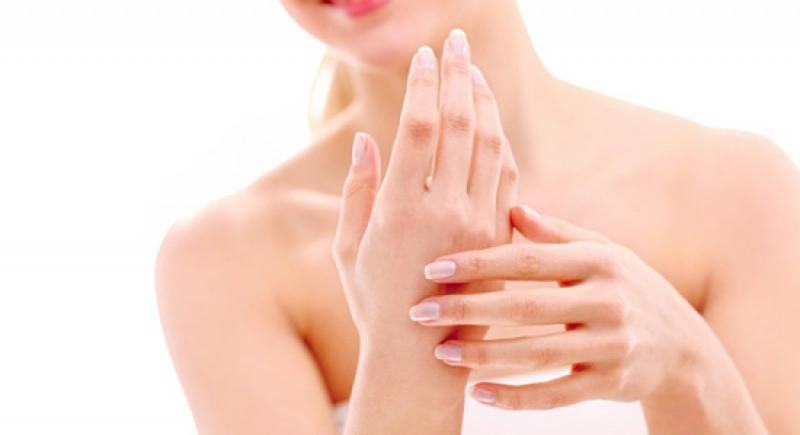 Tập thói quen đeo găng tay để giúp đôi tay của bạn được mịn màng, trắng sáng
