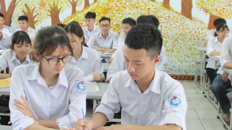 Khi giúp bạn học, bạn cần phải giải thích vấn đề đó rõ ràng nhất có thể
