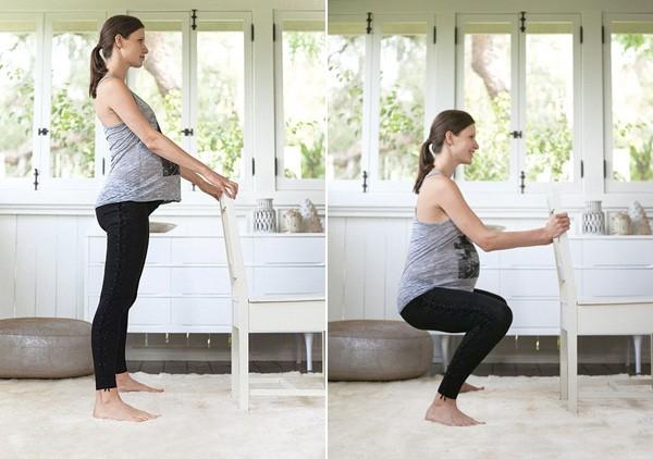 Tập với chiếc ghế là bài tập dễ dàng với mẹ bầu