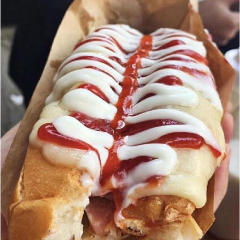 Bánh mì đắp chăn của Tasty Toasty là loại bánh mì vỏ ngoài mềm, không phải loại giòn cứng như bánh mì bình thường, cắn một miếng là vỏ bánh mềm tan ngay trong miệng.
