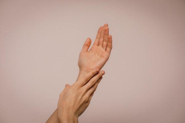 Tẩy da chết nhẹ nhàng giúp da tay mềm mịn