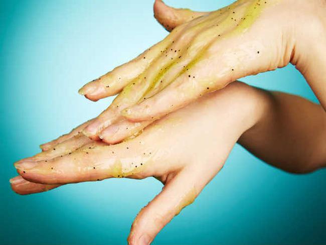 Tẩy da chết nhẹ nhàng giúp da tay mềm mịn