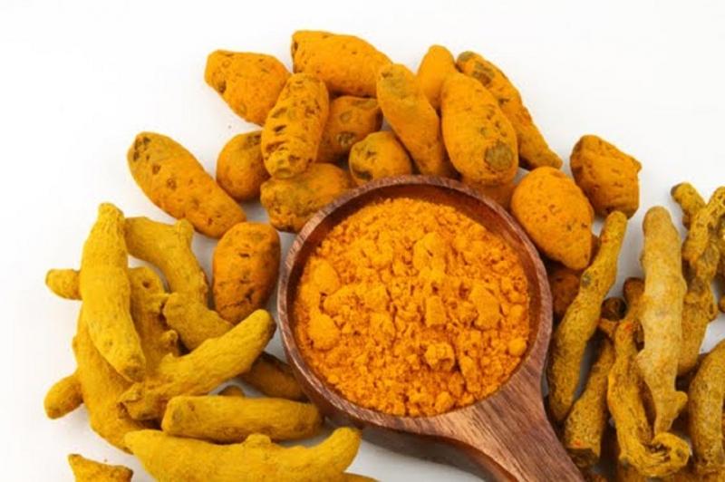 Bột nghệ có tác dụng kháng khuẩn, se khít lỗ chân lông