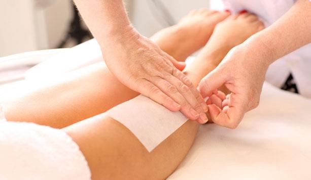 Khi lấy miếng dán ra, bạn hay kéo thật dứt khoát và nhanh theo chiều ngược lại của hướng lông mọc