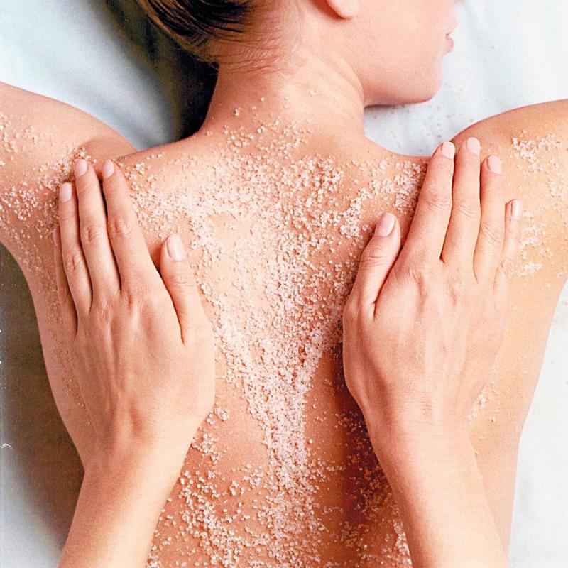 Trị mụn trứng cá vùng lưng bằng muối biển