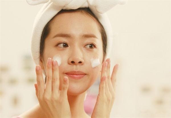 Có một công thức tẩy tế bào chết từ thiên nhiên rất đơn giản chính là mật ong, đường và trà xanh
