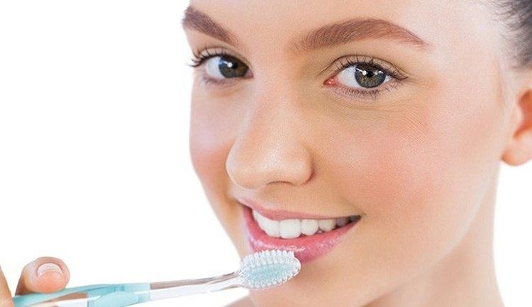 Bạn có thể dùng bàn chải cọ mềm để tẩy tế bào chết cho môi
