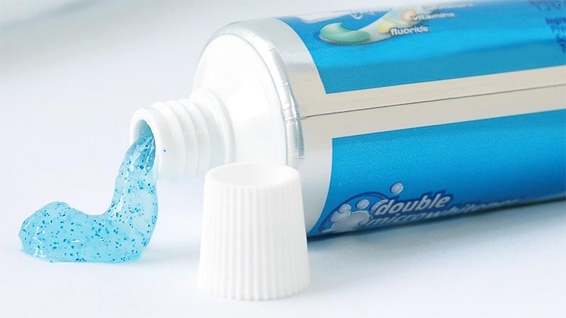Tẩy tế bào chết bằng kem đánh răng và dầu ô liu