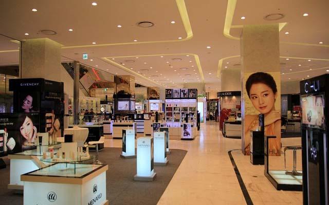 Các gian hàng bán đồ cao cấp bên trong trung tâm thương mại TD Plaza