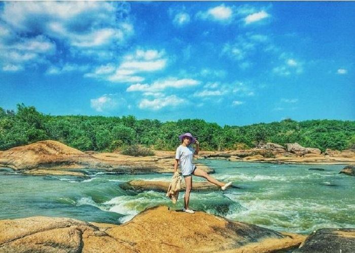 Thác Mai không giống những ngọn thác hùng vĩ ở trong rừng khác, nước chảy ở thác thoai thoải như mặt hồ gợn nhẹ sóng.