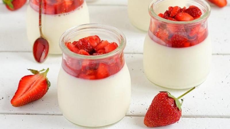 Thạch dâu trộn sữa chua