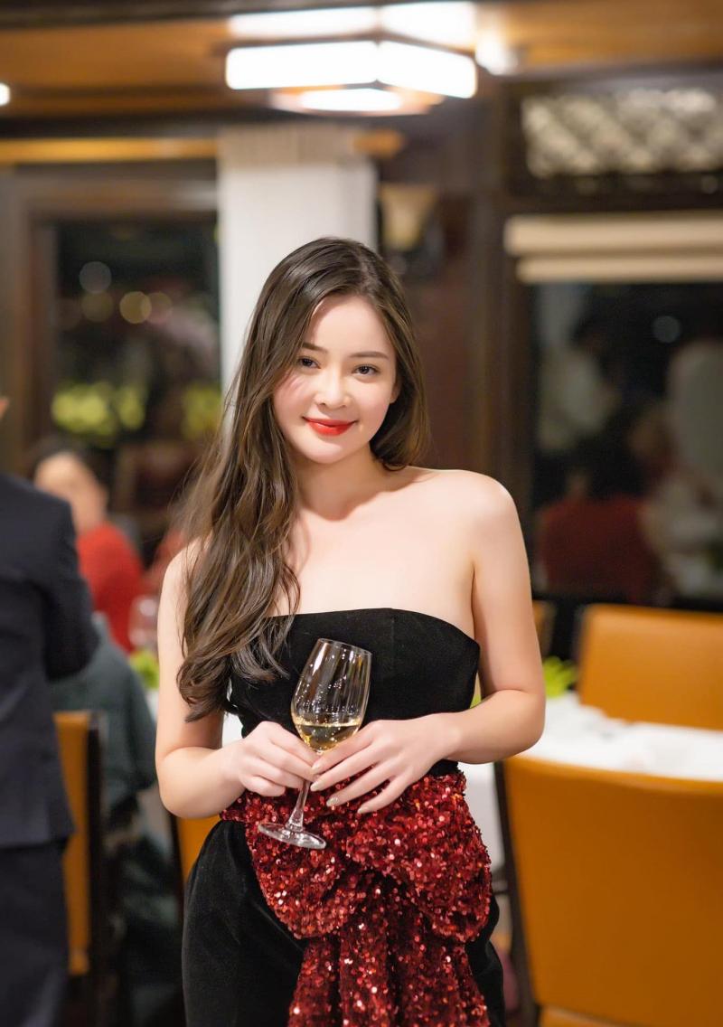 Sở hữu gương mặt chuẩn Á Đông