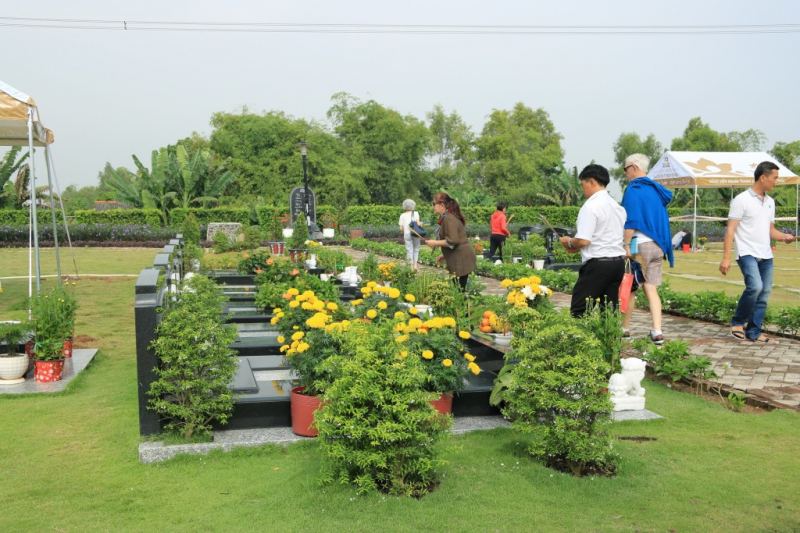Thăm mộ tổ tiên và mời tổ tiên về ăn tết