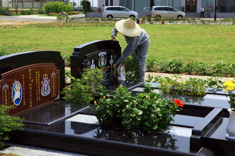 Thăm mộ tổ tiên và mời tổ tiên về ăn tết