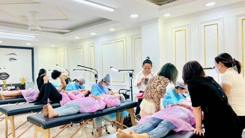 Thủy Ruby Academy