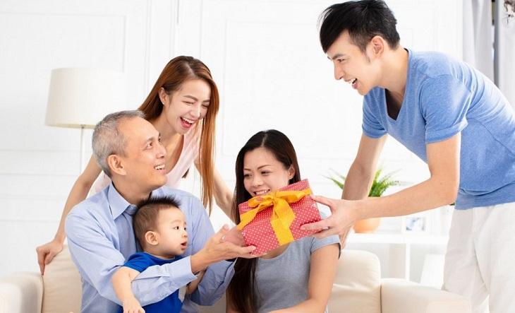 Thân thiết với gia đình và bạn bè nàng