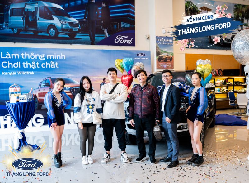Khách hàng tại Ford Thăng Long