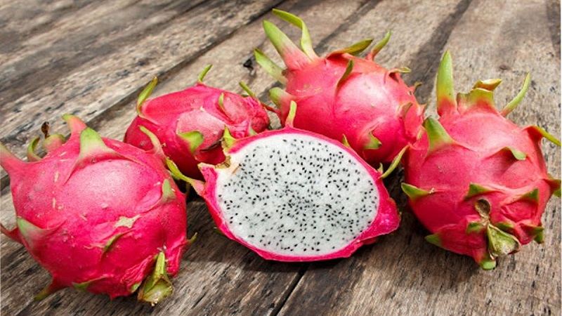 Thanh long phổ biến trong mùa hè và là loại quả có vị ngọt thanh, ít đường dễ ăn và dùng để giải nhiệt