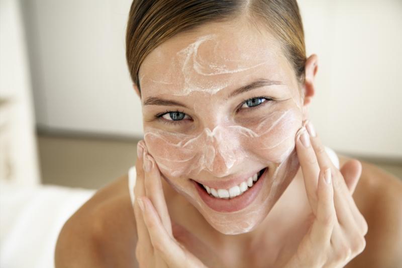 Massage nhẹ nhàng da mặt