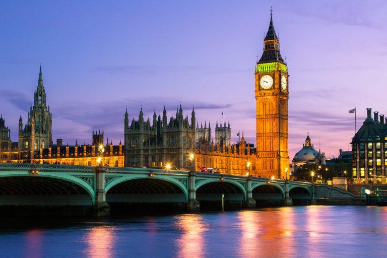 Tháp đồng hồ Big Ben khi lên đèn