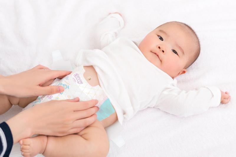 Thay tã cho bé thường xuyên và đúng cách