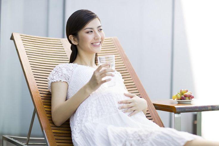 Mỗi ngày, mẹ nên uống từ 2 – 2,5 lít nước (tương đương 8 – 10 ly nước) để giúp thức ăn “di chuyển” trong ruột nhanh chóng hơn và duy trì hệ tiêu hoá khoẻ mạnh.