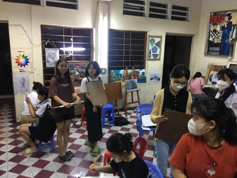Thầy Hùng chuyên luyện thi khối H, V