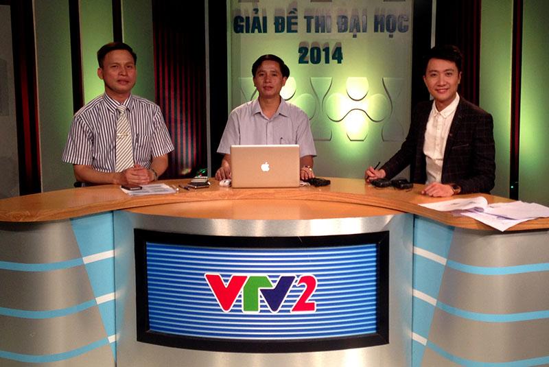 Thầy Lê Tiến Hà (Giữa)