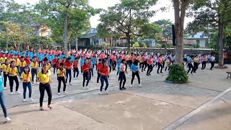 Hoạt động tập thể dục giữa giờ của các thầy cô và các em học sinh