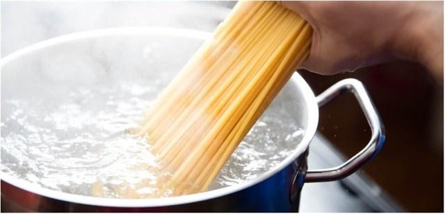 Thêm dầu vào nước luộc mì