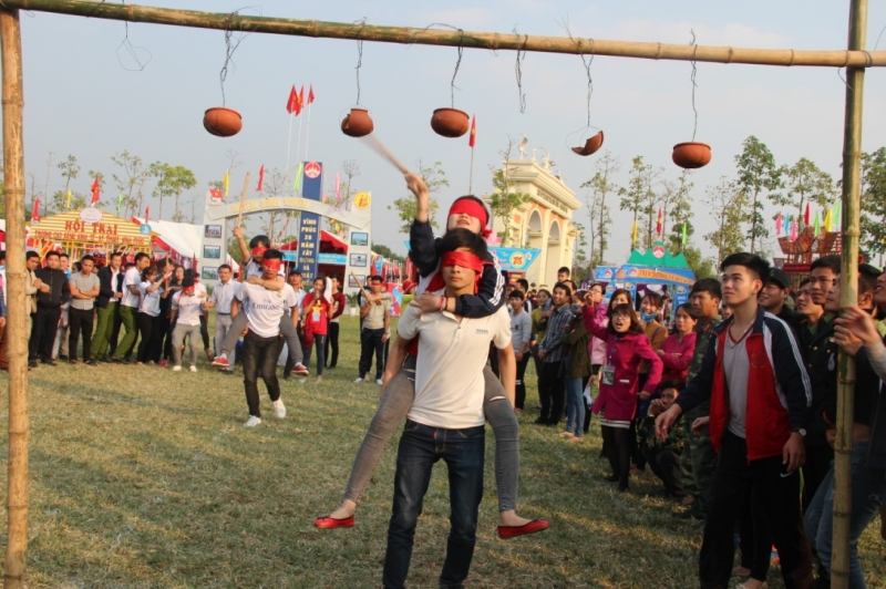 Trò chơi dân gian: Bịt mắt đập niêu