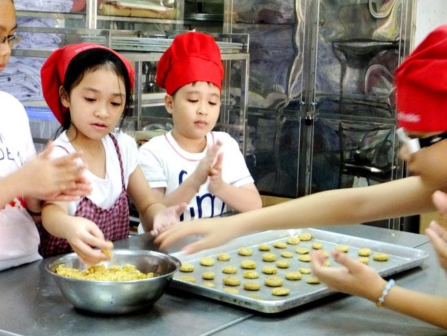 Thi làm bánh Trung thu