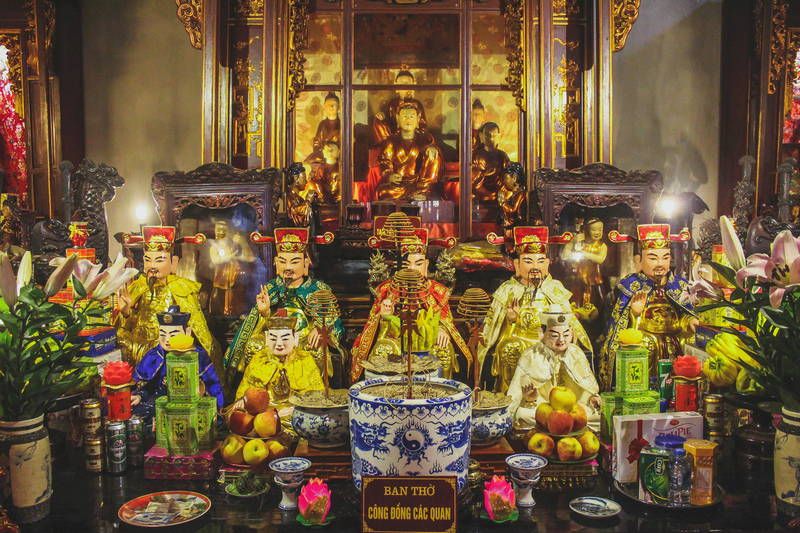 Người nặng căn ngày đêm nôn nao, bồn chồn không rõ nguyên nhân, cứ tưởng tượng như có một lực thúc đẩy họ phải đến cầu Mẫu hay Thánh thần