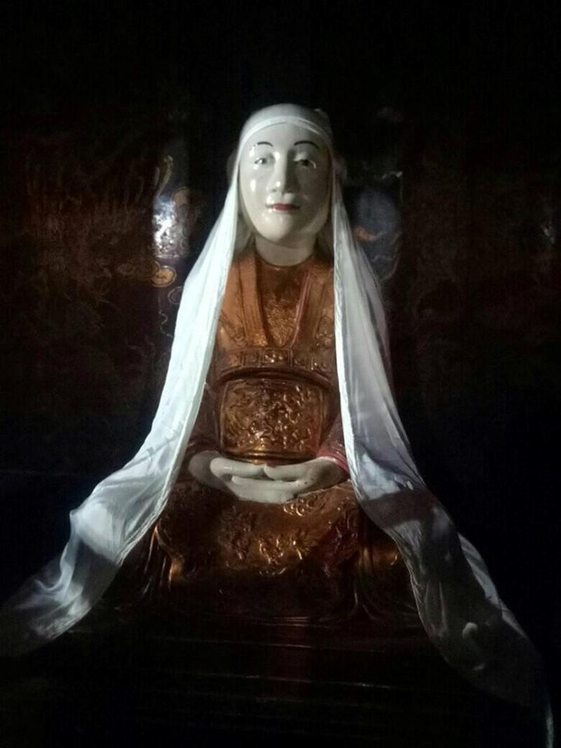 Bức “Thánh tượng” được gìn giữ rất cẩn thận phía trong hậu cung.