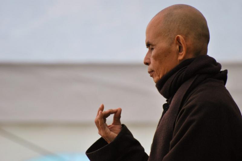 Thiền sư Thích Nhất Hạnh là một người thầy tâm linh vĩ đại, giúp hàng triệu người khắp thế giới hiểu sâu sắc hơn về các triết lý của Phật giáo, cũng như cách áp dụng thiền trong cuộc sống hàng ngày