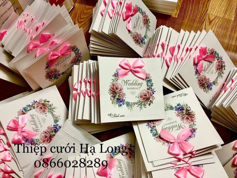 Với bất kỳ mẫu thiết kế thiệp cưới nào, Thiệp cưới Hạ Long cũng đều chau chuốt, tỉ mỉ trong từng đường nét
