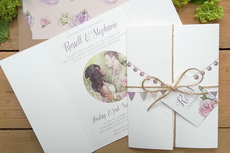 Nhẹ nhàng, êm ả là điều mà thiệp cưới mang phong cách hoa lá tạo ra cho người nhận
