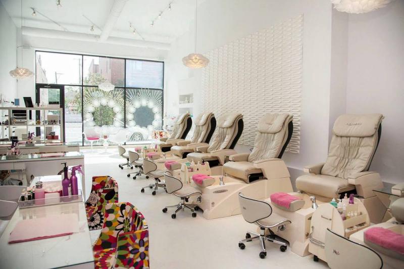 Đơn giản nhưng vẫn hiện đại và bắt mắt, đây chính là xu hướng trang trí tiệm nail hot nhất hiện nay.