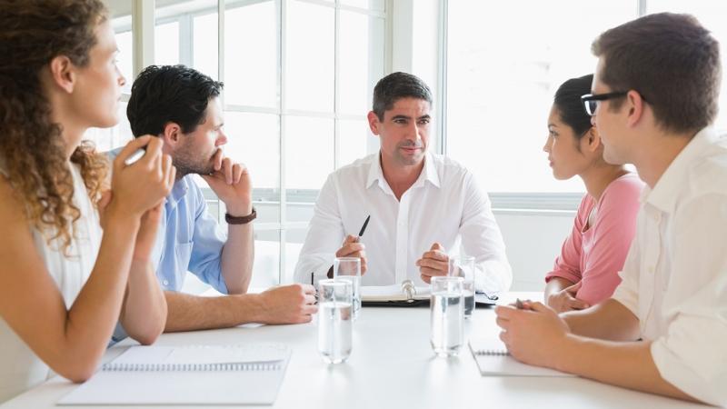 Sinh viên Việt Nam thường có tính đồng đội khi đi chơi chung và tám chuyện hơn là làm việc nên luôn khiến các nhà tuyển dụng ngao ngán.