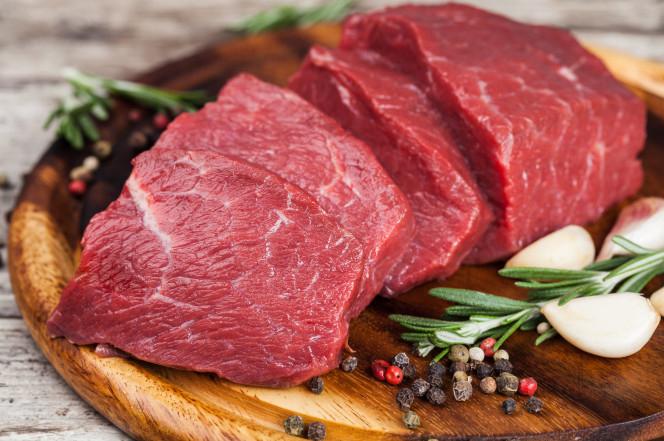 thịt bò cũng là thực phẩm rất giàu chất đạm và vitamin B12 - 2 chất dinh dưỡng cực kỳ tốt cho chị em đang nuôi con bằng sữa mẹ