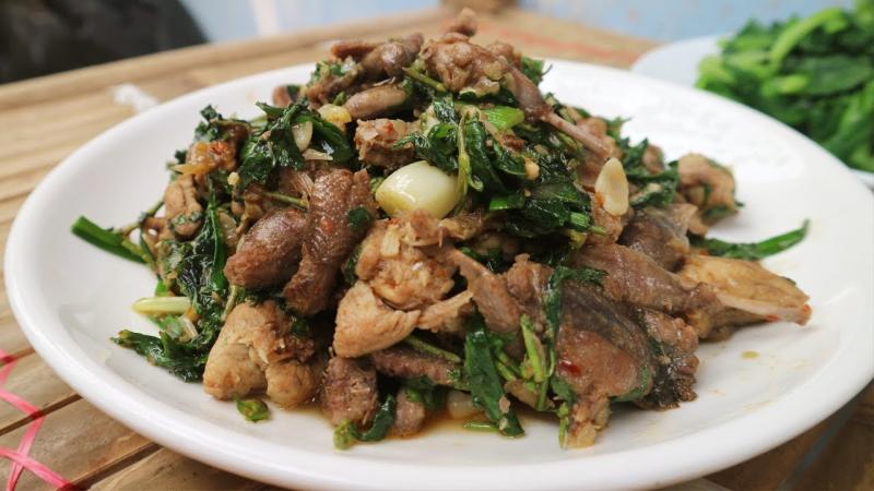 Cách làm thịt bồ câu xào rau răm