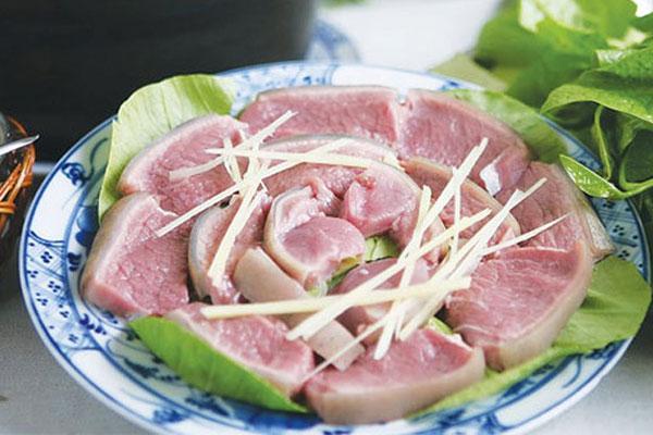 Thịt dê nướng với hành tây
