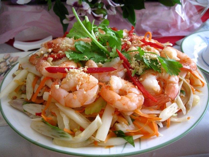 Thịt gà kiêng kị tôm tươi