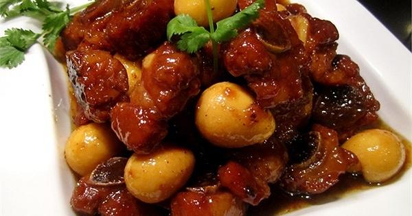 Món thịt kho tàu với trứng cút thơm ngon