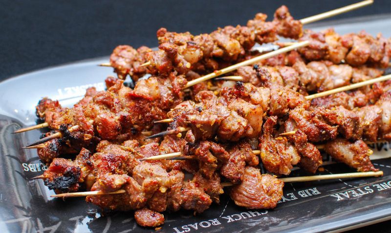 Thịt xiên nướng – 6.000đ đến 10.000đ/xiên