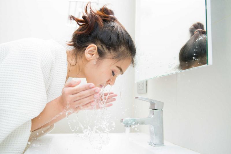 Hãy tranh thủ skincare da ngay sau khi rửa mặt