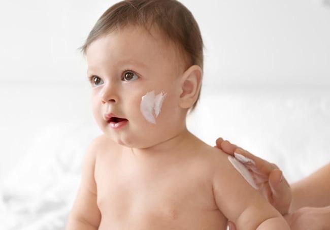 Sau khi sử dụng quạt sưởi, nên bôi kem dưỡng ẩm cho bé